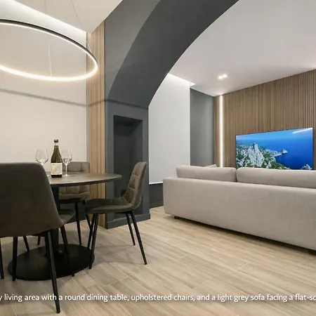 Garibaldi 1 Ground Floor 1br Apartment, Old Town Apartment
