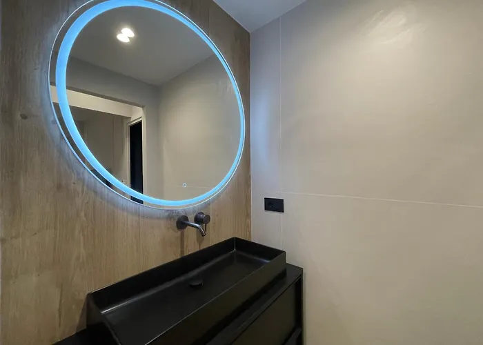 Apartment Luxury Renovated Ground Floor 1br - Of The - Historical Centre *